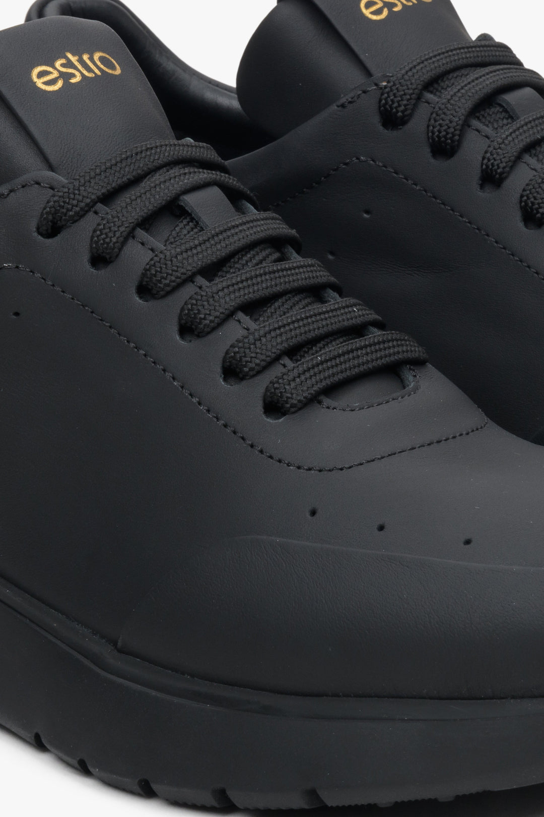 Damskie, skórzane sneakersy Estro w kolorze czarnym - zbliżenie na detal.