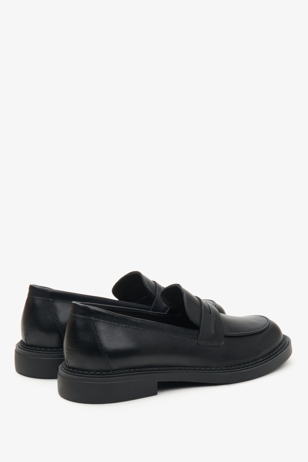 Damskie czarne mokasyny z włoskiej skóry naturalnej Estro - zbliżenie na zapiętek i linię boczną butów.