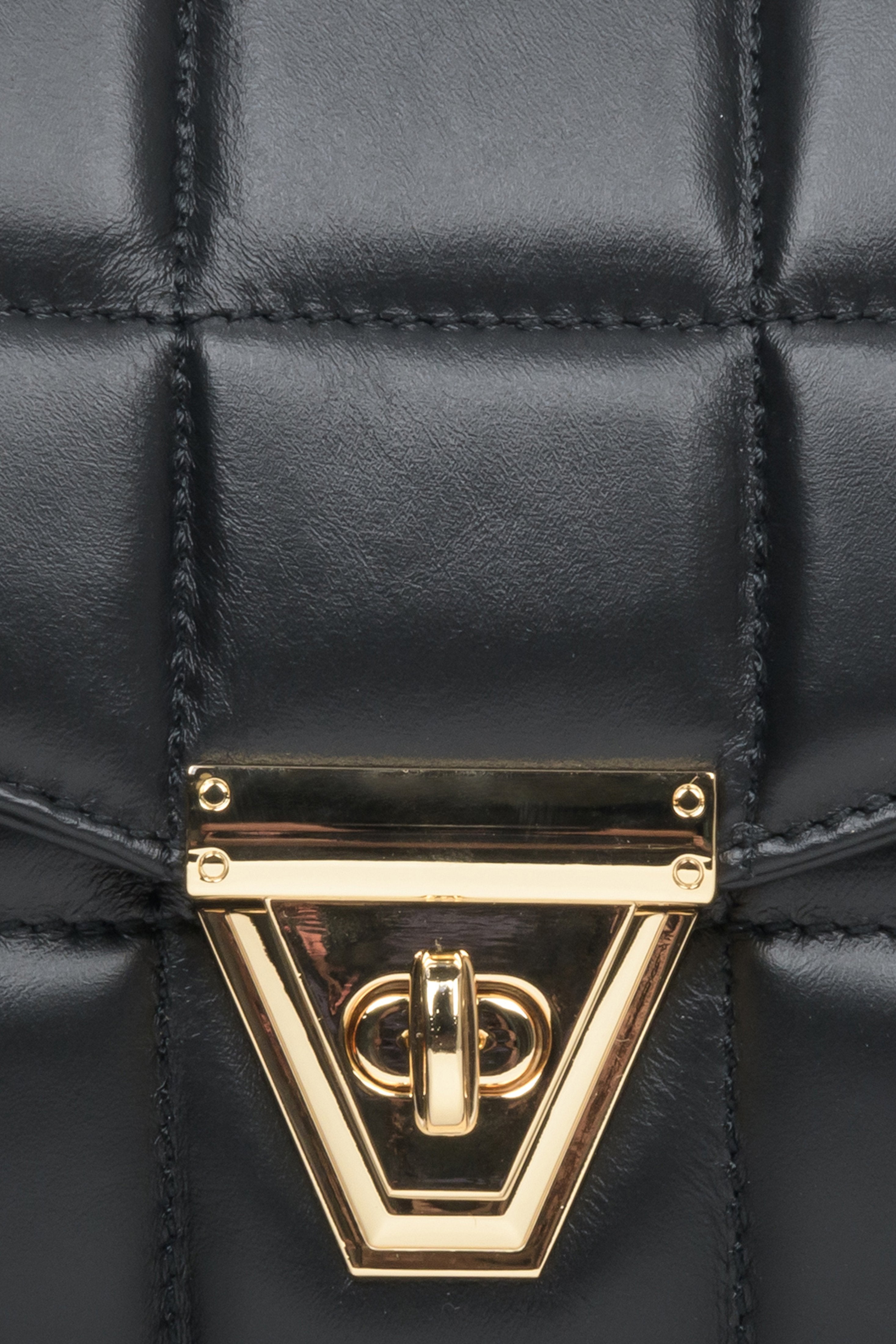 Czarna, skórzana torebka damska pikowana ze złotym łańcuszkiem Estro - zbliżenie na detale.
