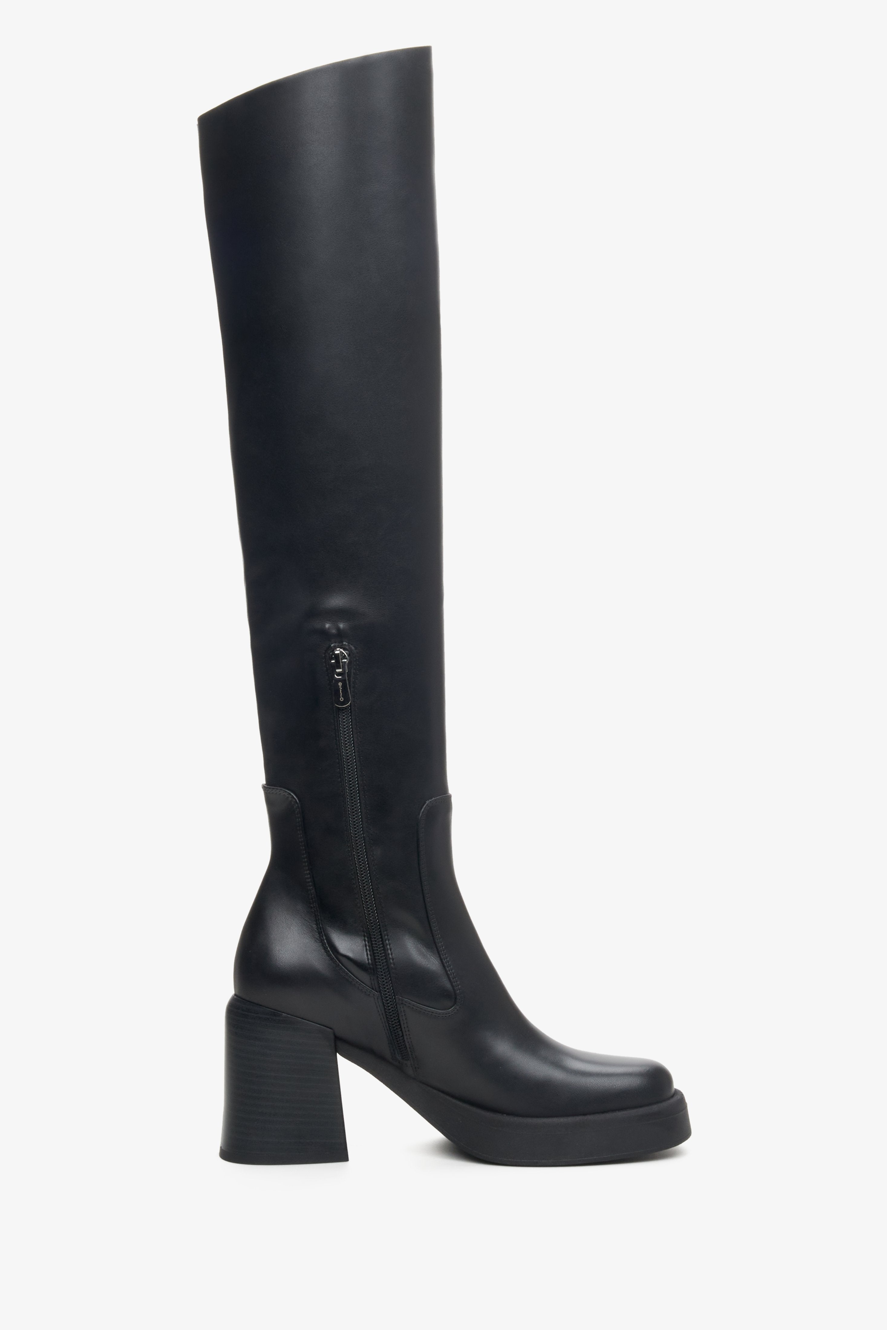 Damskie, czarne kozaki Estro z elastyczną cholewą nad kolano - profil buta.