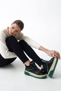 Wysokie sneakersy zimowe z futerkiem z zielonymi elementami Estro.