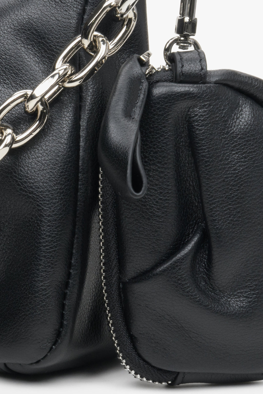 Mała, stylowa torebka damska w kolorze czarnym ze skóry naturalnej z łańcuszkiem - zbliżenie na dodatkową saszetkę.