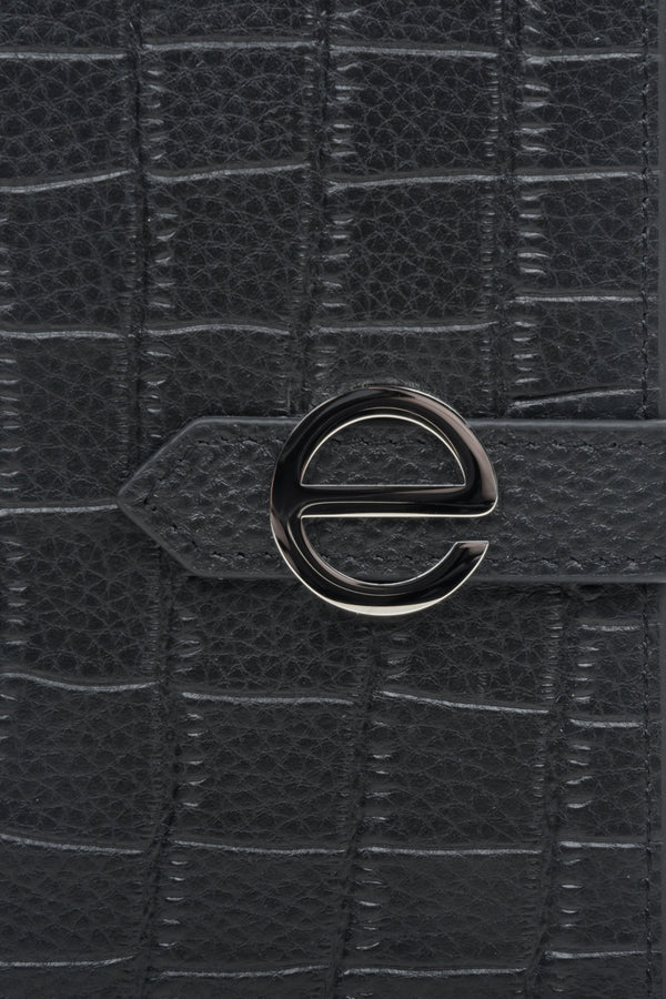 Skórzany duży portfel damski Estro w kolorze czarnym - zbliżenie na detale.