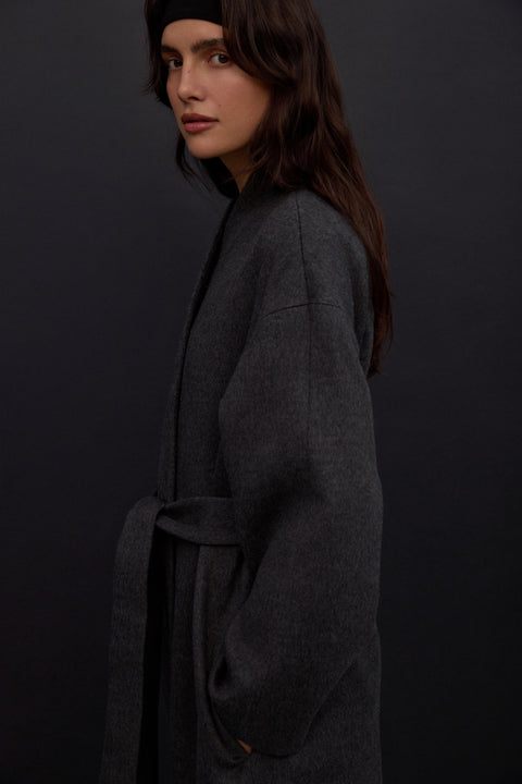 Estro ER00117913 - długi, ciemnoszary płaszcz damski, wiązany w pasie, z wełny wielbłądziej i kaszmiru.