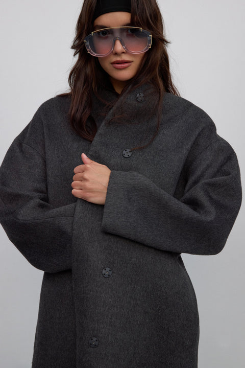 Ciemnoszary, długi płaszcz damski Estro ER00117913, wiązany w pasie, z wełny wielbłądziej i kaszmiru.