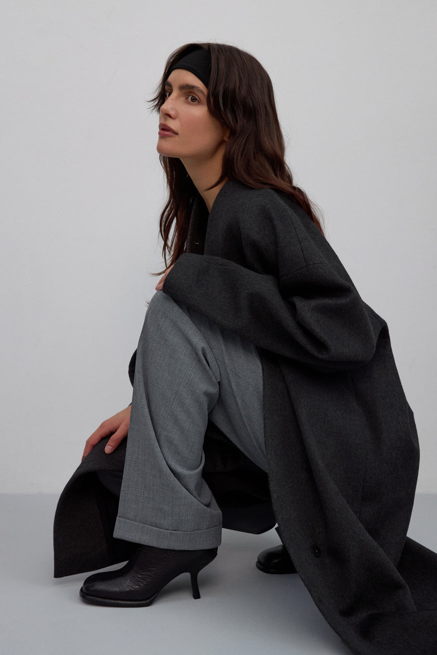 Wełniany płaszcz damski z kaszmirem, model ciemnoszary, wiązany