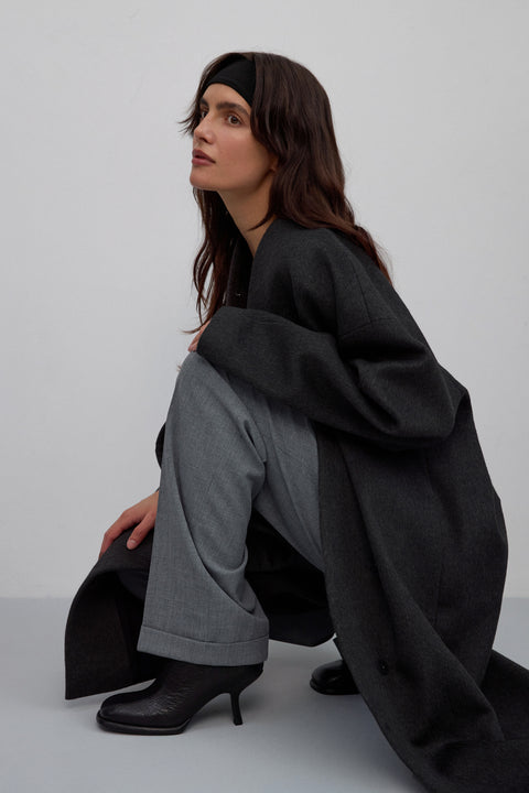 Wełniany płaszcz damski z kaszmirem, model ciemnoszary, wiązany