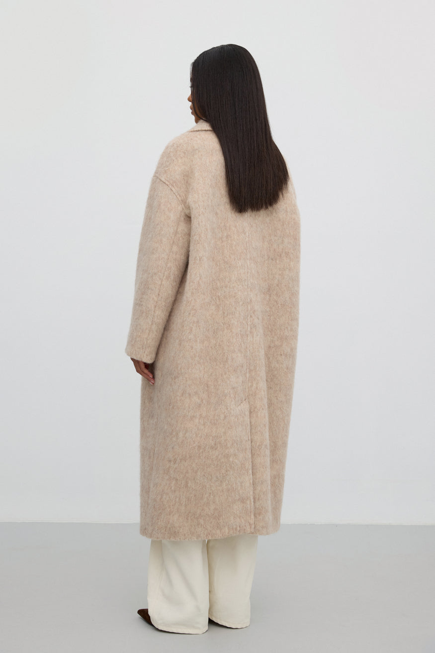 Długi płaszcz damski w kolorze beżowym z wełny naturalnej z pasem Estro ER00115601 - tył.