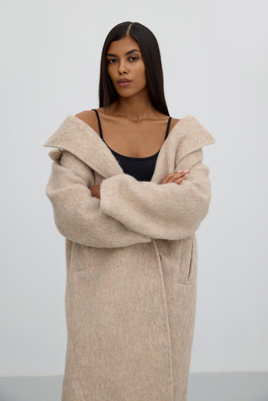 Długi płaszcz damski w kolorze beżowym z wełny naturalnej z pasem Estro ER00115601 - prezentacja dekoltu.