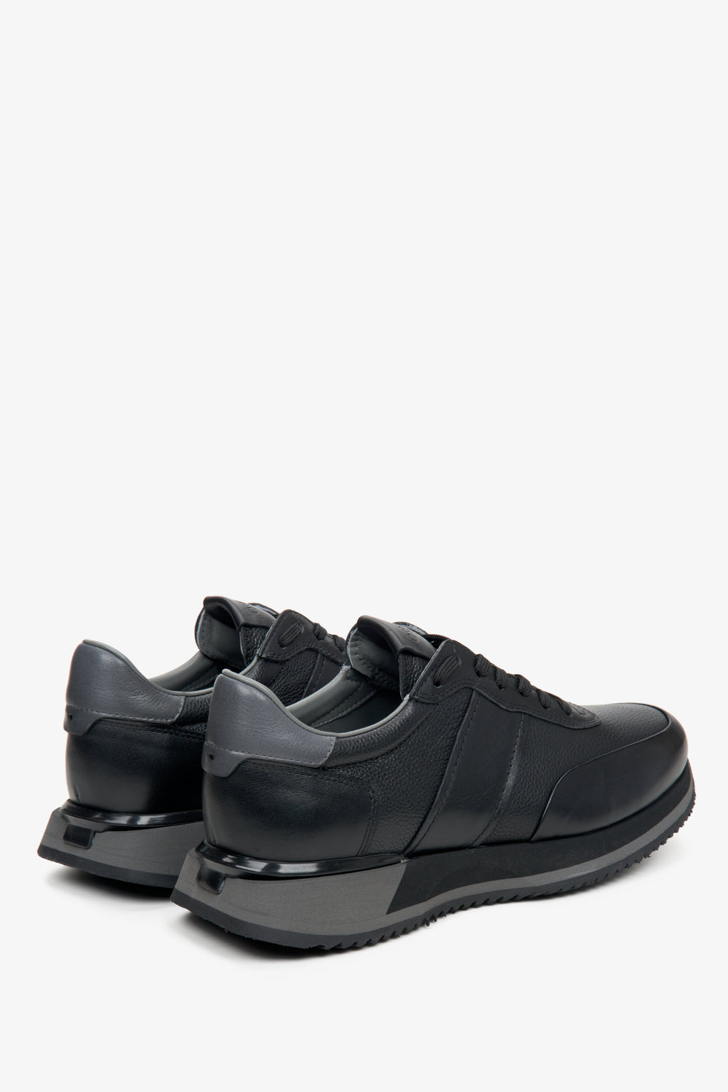 Skórzane, czarne sneakersy męskie Estro - zbliżenie na linię boczną i zapiętek.