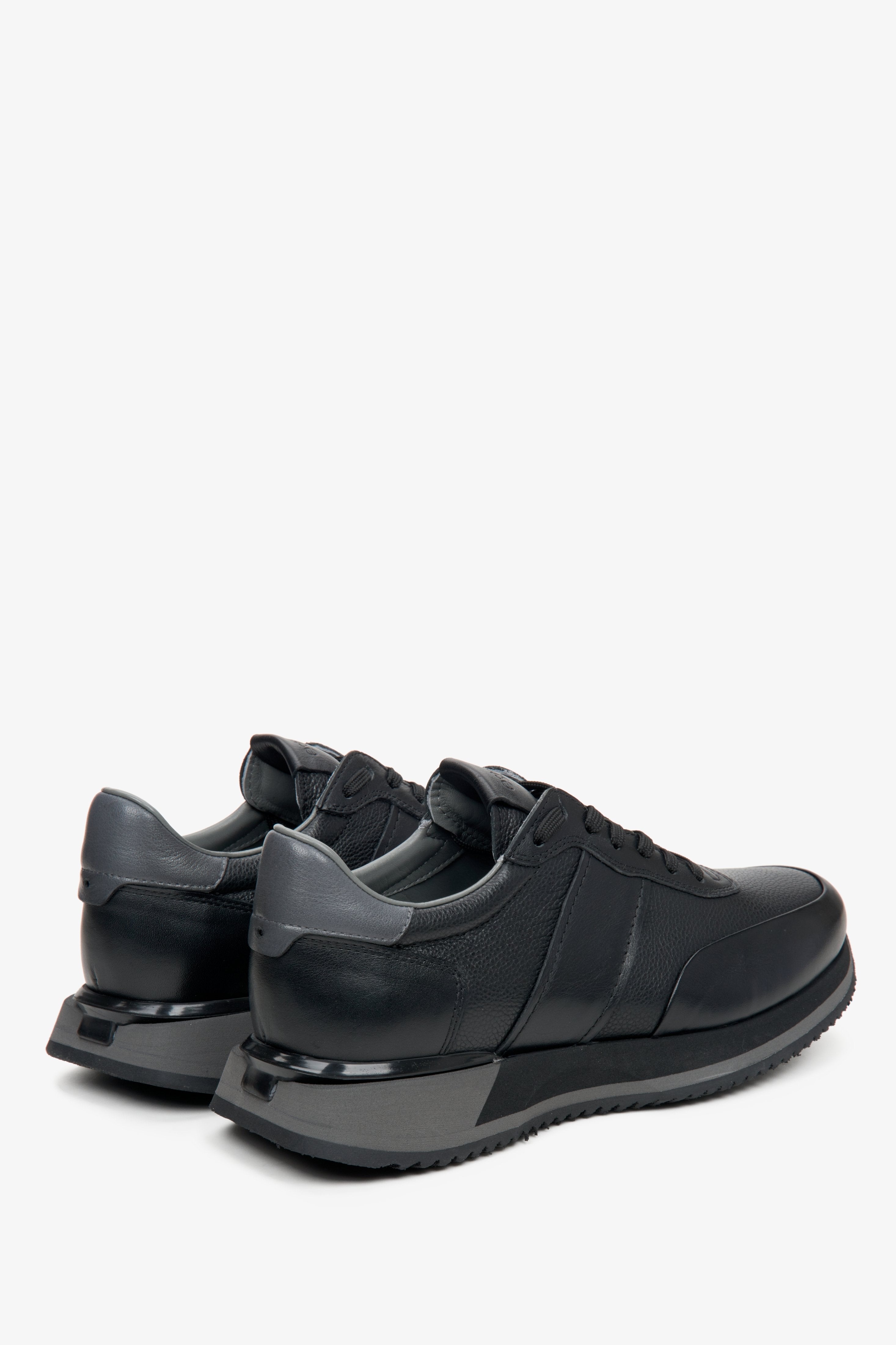 Skórzane, czarne sneakersy męskie Estro - zbliżenie na linię boczną i zapiętek.