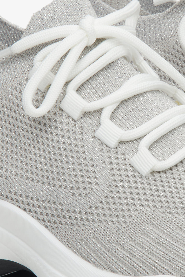 Buty sneakersy damskie szare z materiału tekstylnego Estro - zbliżenie na detale.