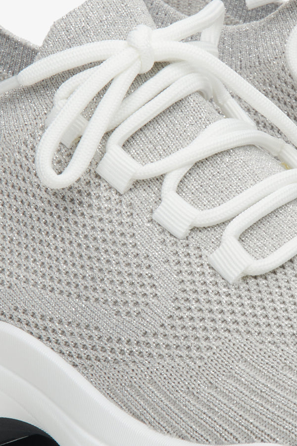 Buty sneakersy damskie szare z materiału tekstylnego Estro - zbliżenie na detale.