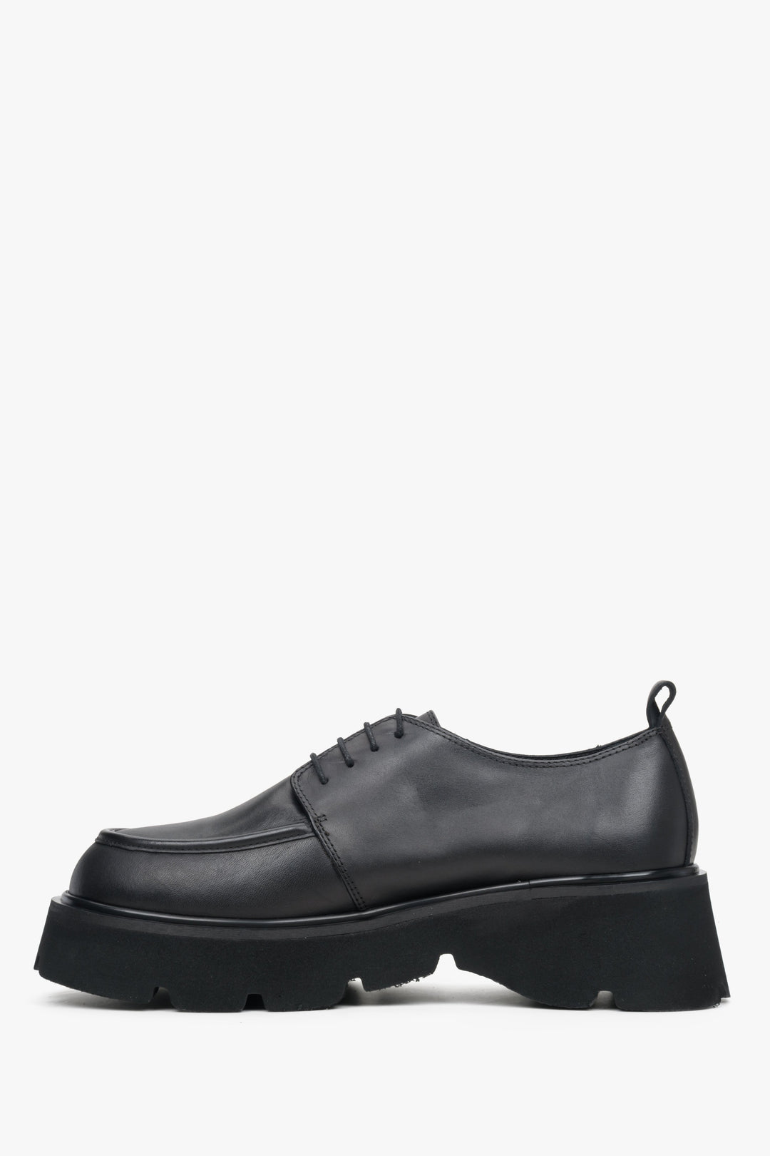 Skórzane czarne półbuty damskie ze sznurowaniem Estro - profil buta.
