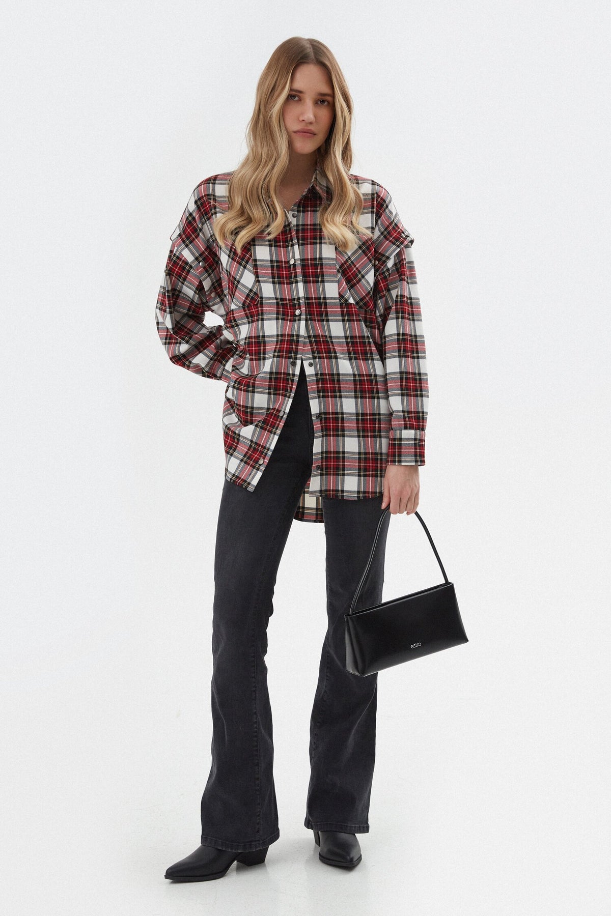 Czarna torebka damska na ramię ze skóry Estro ER00114445