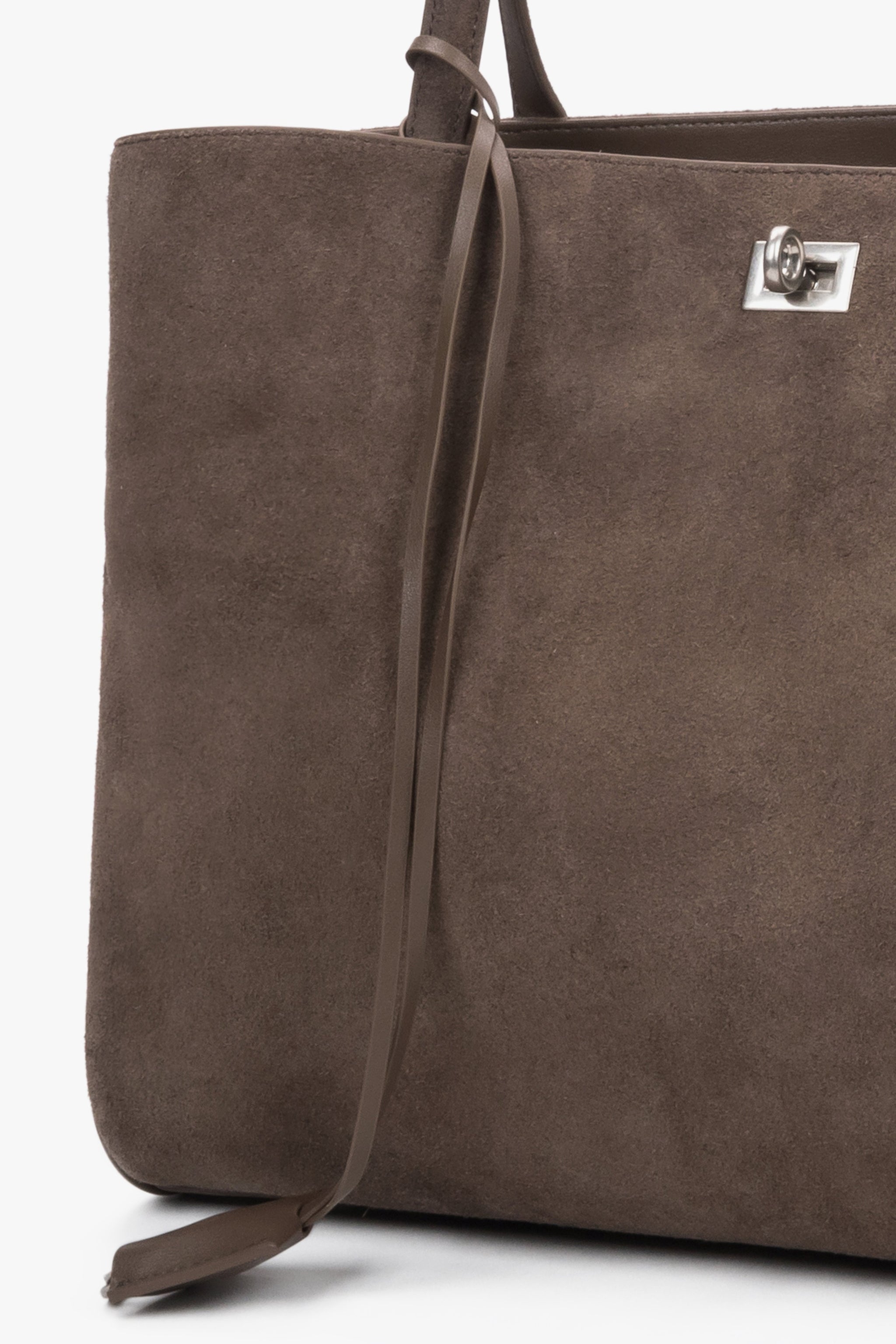 Elegancka torba shopper damska o grubości 10,5 cm, ukazująca szlachetną, aksamitną strukturę naturalnego weluru i precyzję szycia.