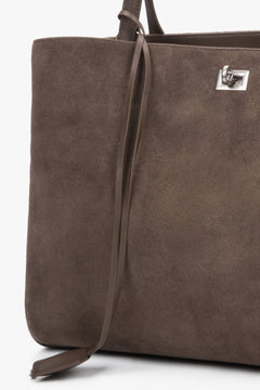 Elegancka torba shopper damska o grubości 10,5 cm, ukazująca szlachetną, aksamitną strukturę naturalnego weluru i precyzję szycia.