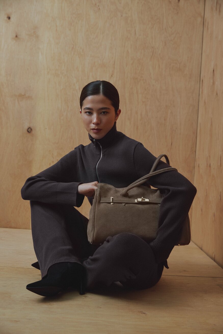 Duża brązowa torebka damska do ręki z włoskiego weluru naturalnego Premium Estro ER00117912