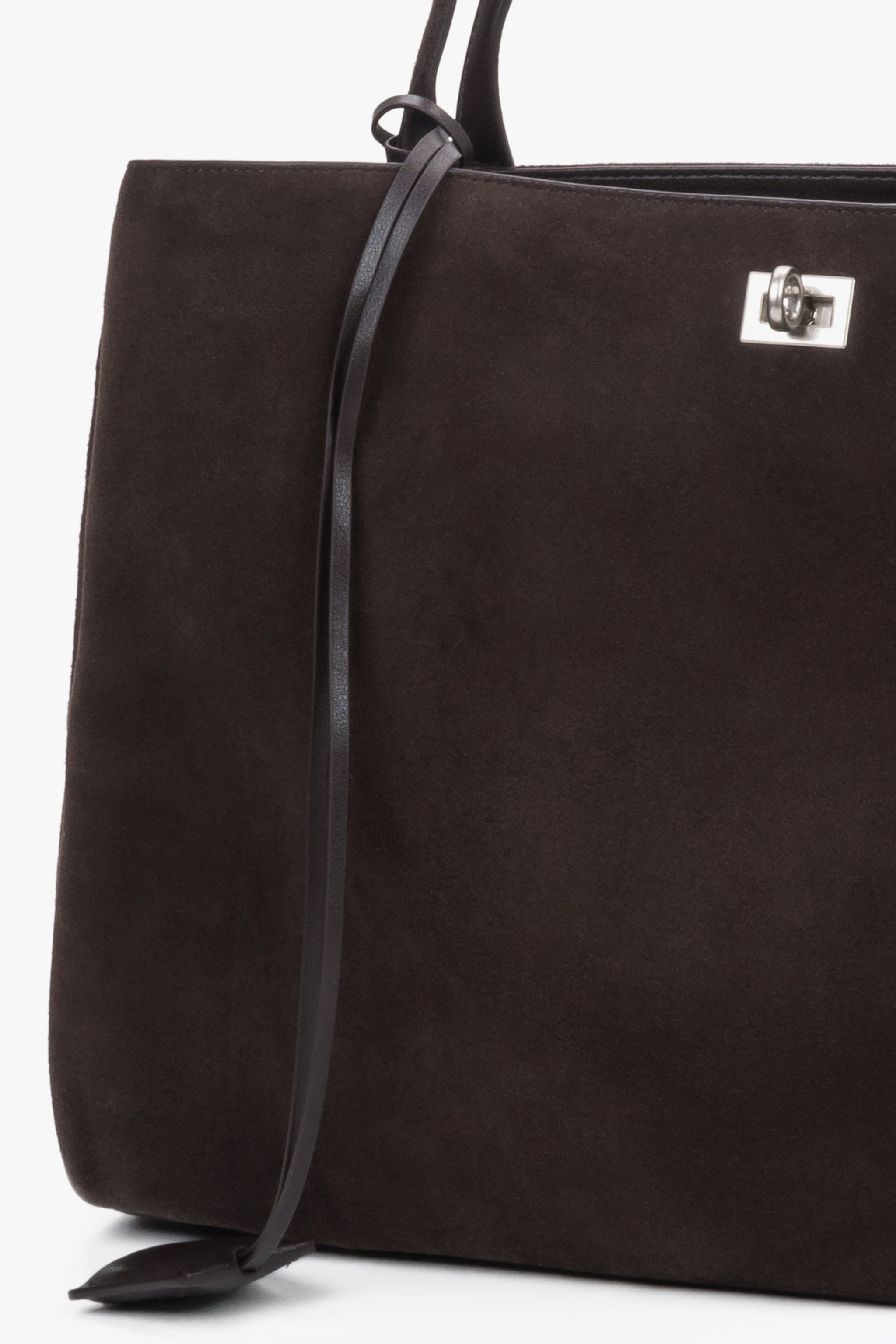 Elegancka torba shopper damska z naturalnego weluru, pokazująca optymalną grubość 10,5 cm oraz wzmacniane ramiona pasków ułatwiające noszenie na ramieniu.