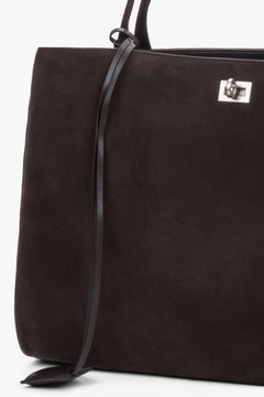 Elegancka torba shopper damska z naturalnego weluru, pokazująca optymalną grubość 10,5 cm oraz wzmacniane ramiona pasków ułatwiające noszenie na ramieniu.
