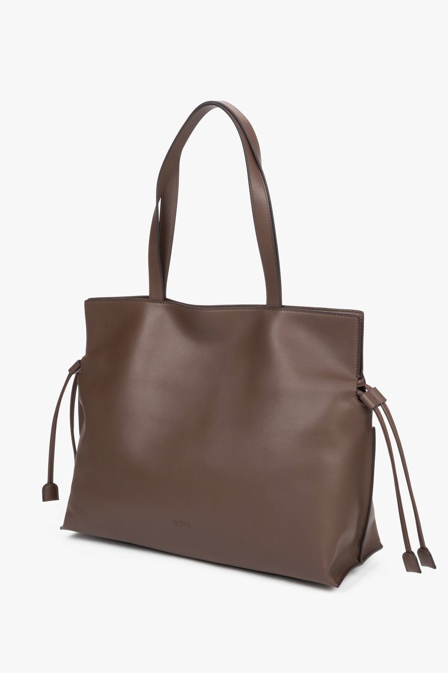 Skórzana torba shopper o grubości 14 cm z widocznymi luźnymi rzemykami po bokach, ukazująca miękkość i szlachetną strukturę gładkiej skóry.