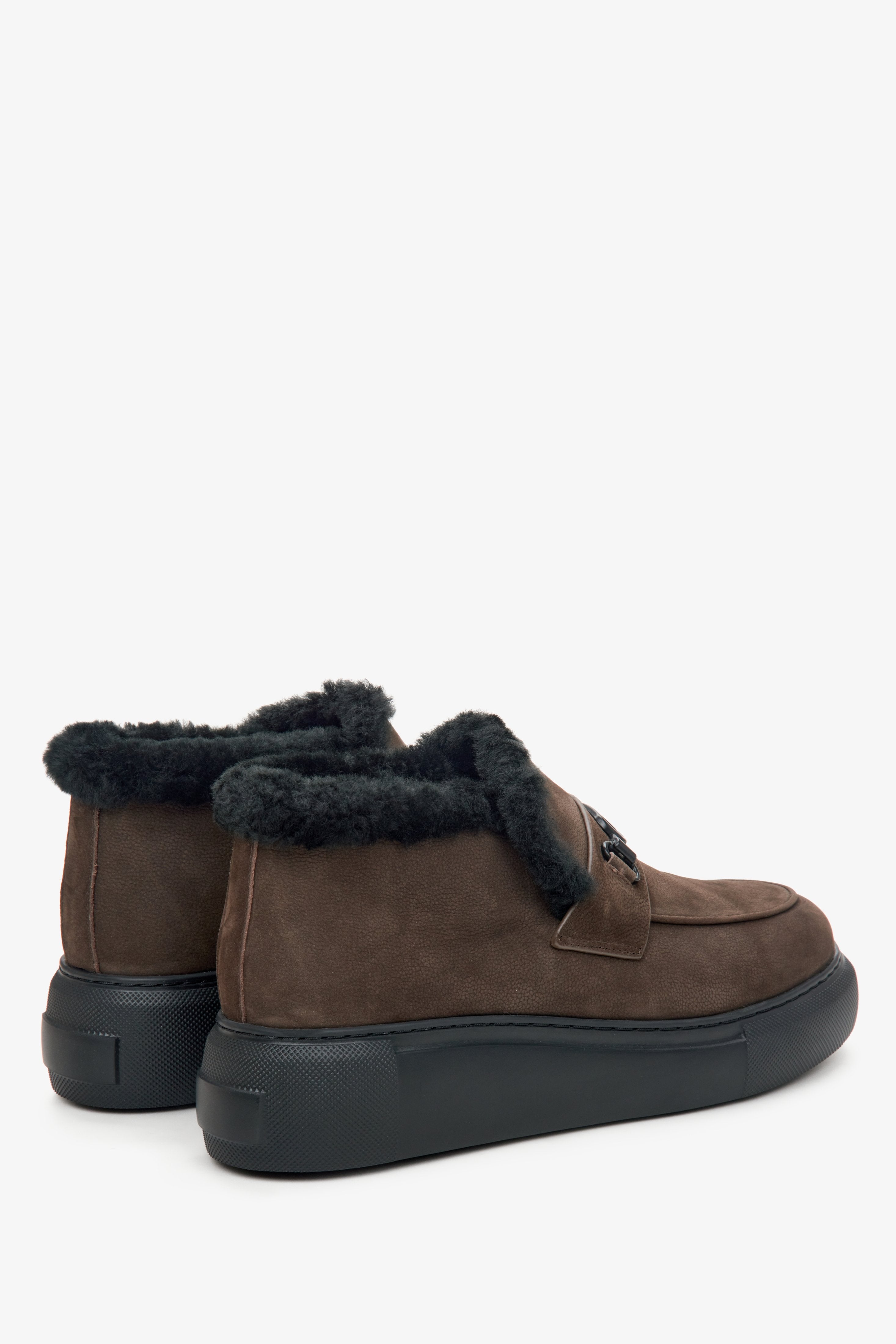 Zimowe botki damskie w kolorze brązowym z futrzanym wypełnieniem - zbliżenie na tył butów marki Estro.