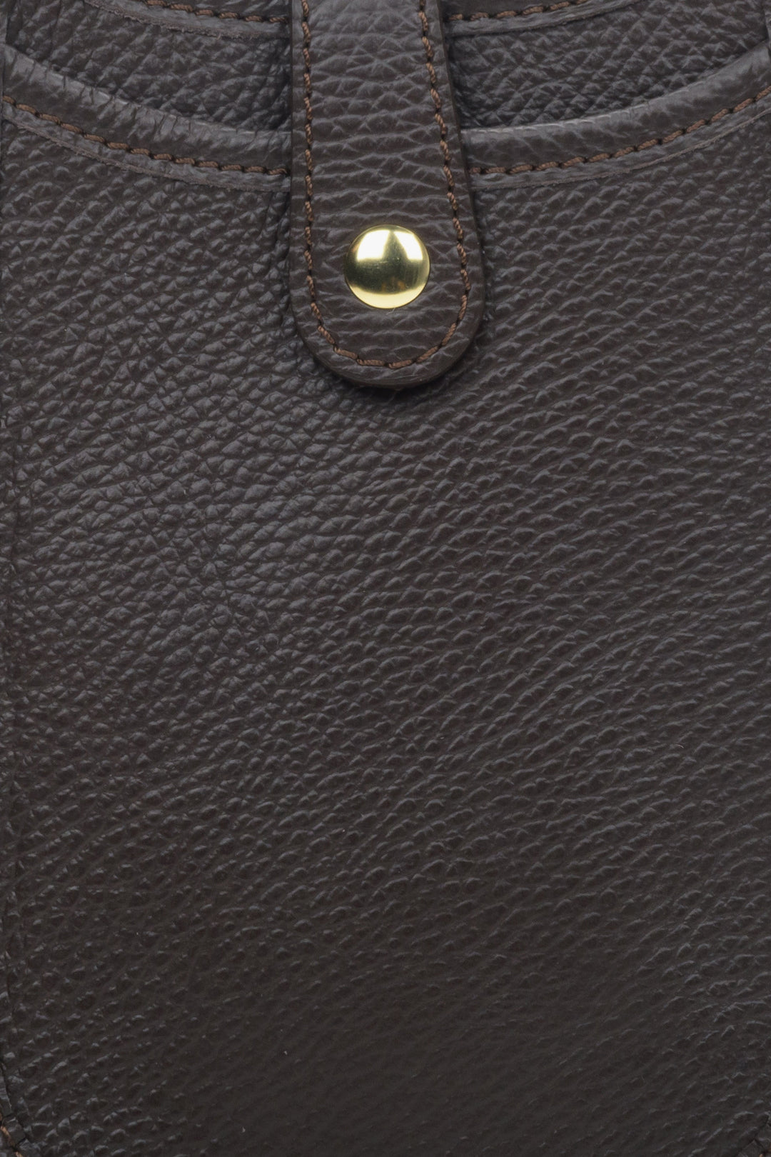 Ciemnobrązowa mała torebka na smartfona Estro - zbliżenie na detale.
