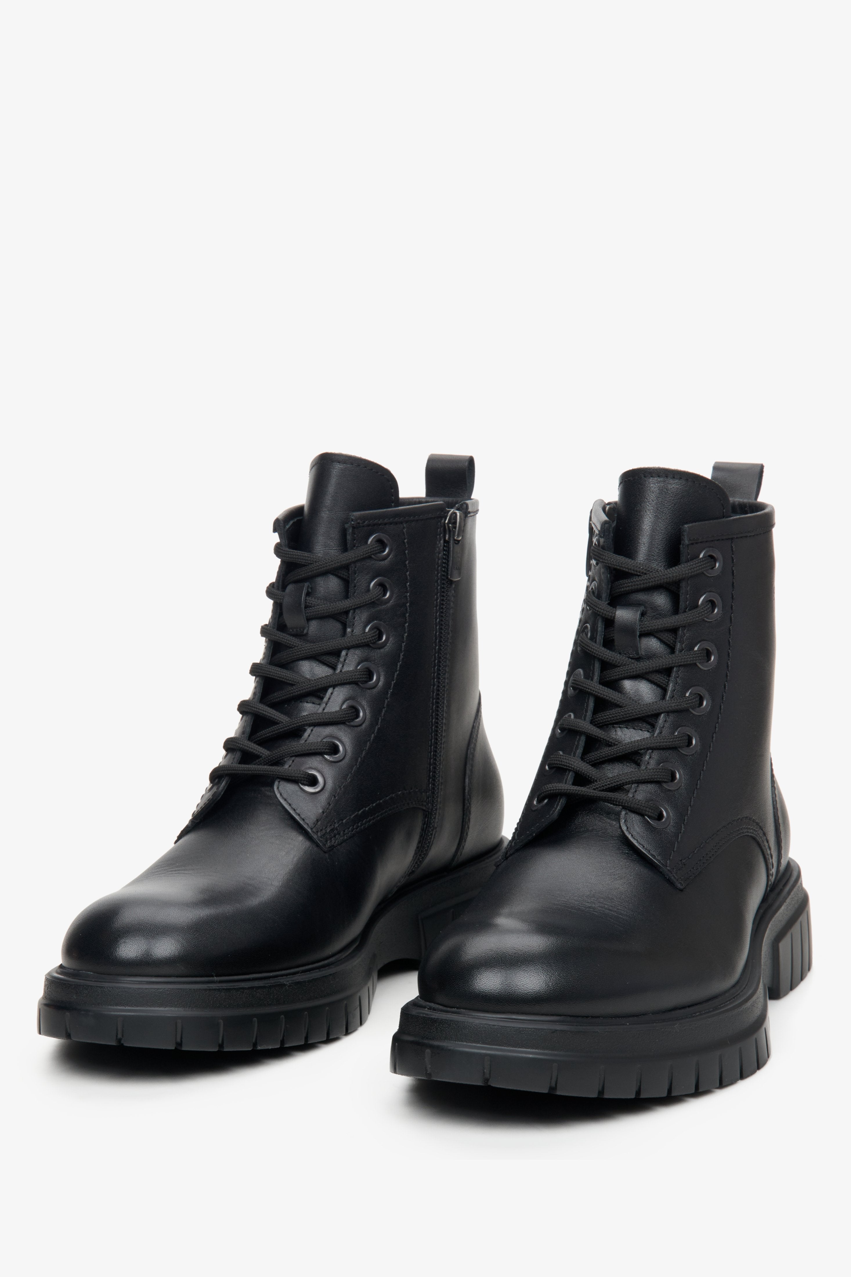 Czarne, skórzane botki męskie Estro na zimę - zbliżenie na czubek buta i ozdobne sznurowanie.