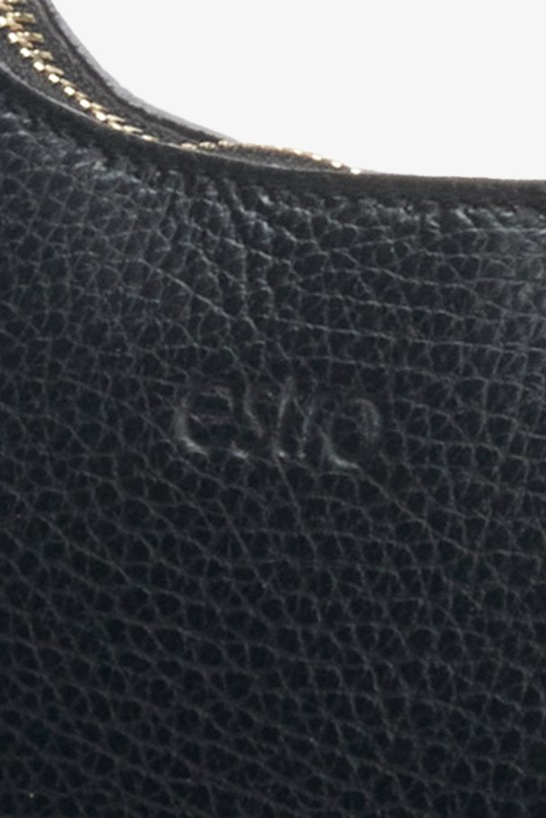Skórzana torebka damska na ramię w kolorze czarnym Estro - zbliżenie na detal.