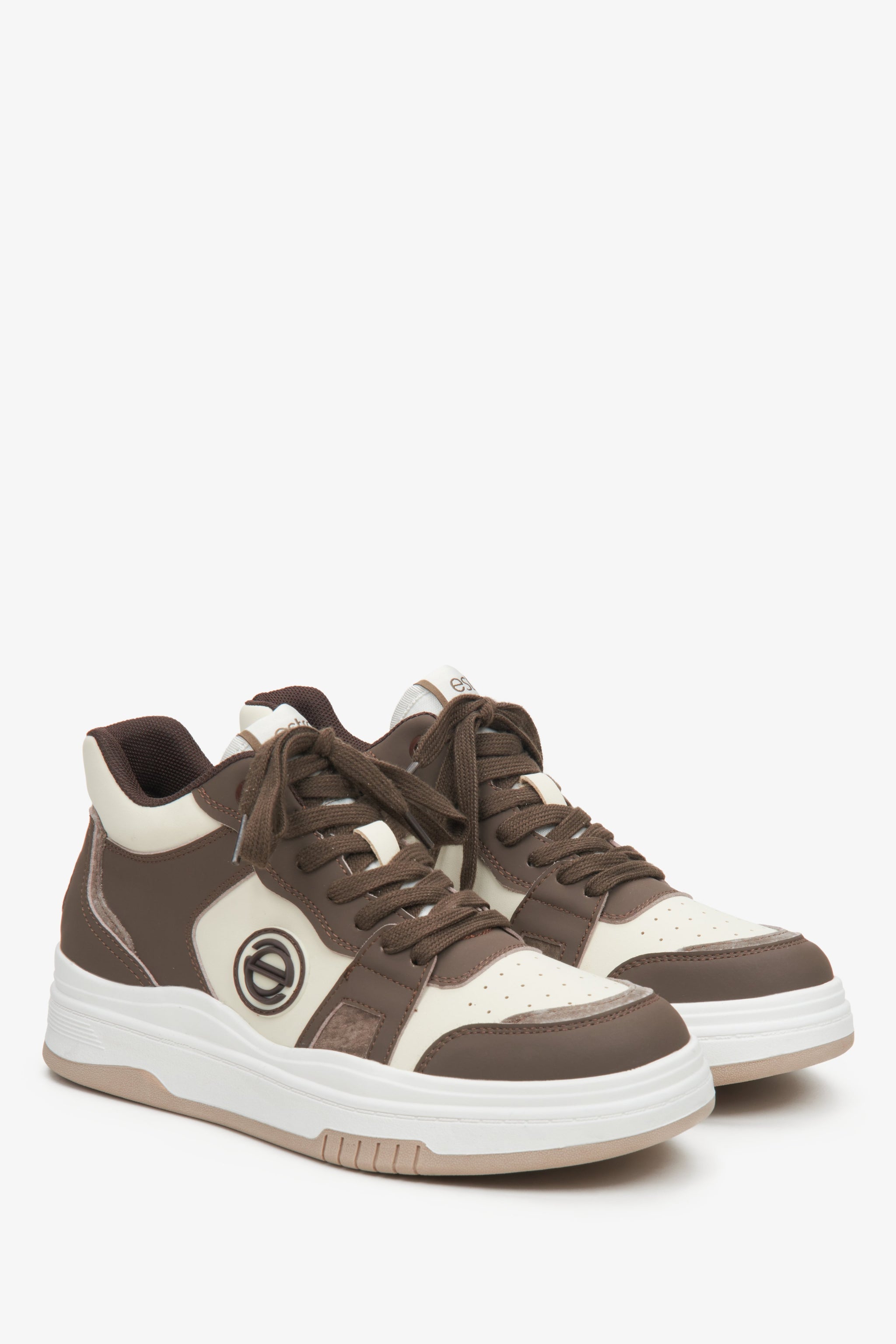 Wysokie skórzane sneakersy damskie Estro w kolorze brązowo-beżowym.