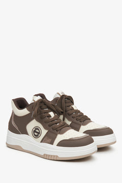 Wysokie skórzane sneakersy damskie Estro w kolorze brązowo-beżowym.