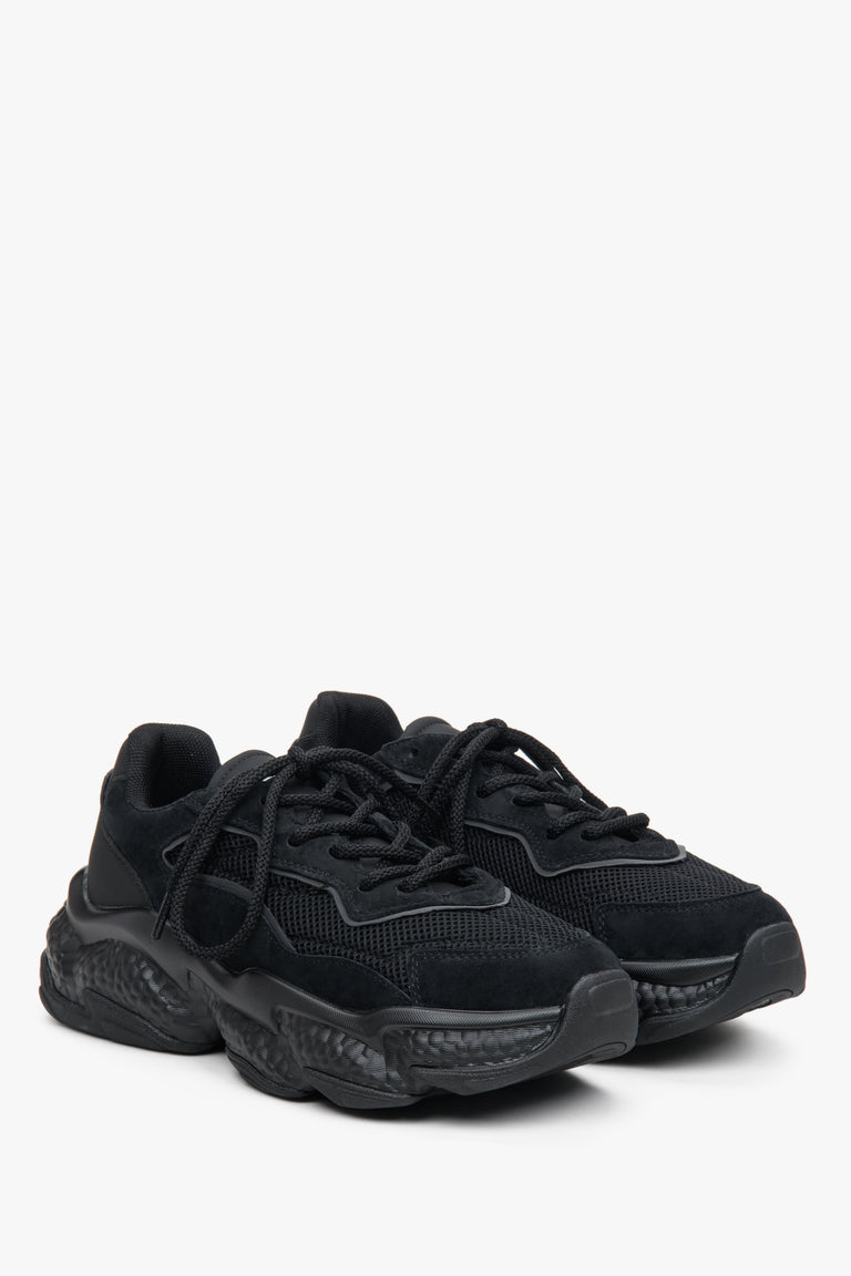 Sneakersy damskie na grubej podeszwie ES 8 z łączonych materiałów ze sznurowaniem - zbliżenie na czubek butów w kolorze czarnym.