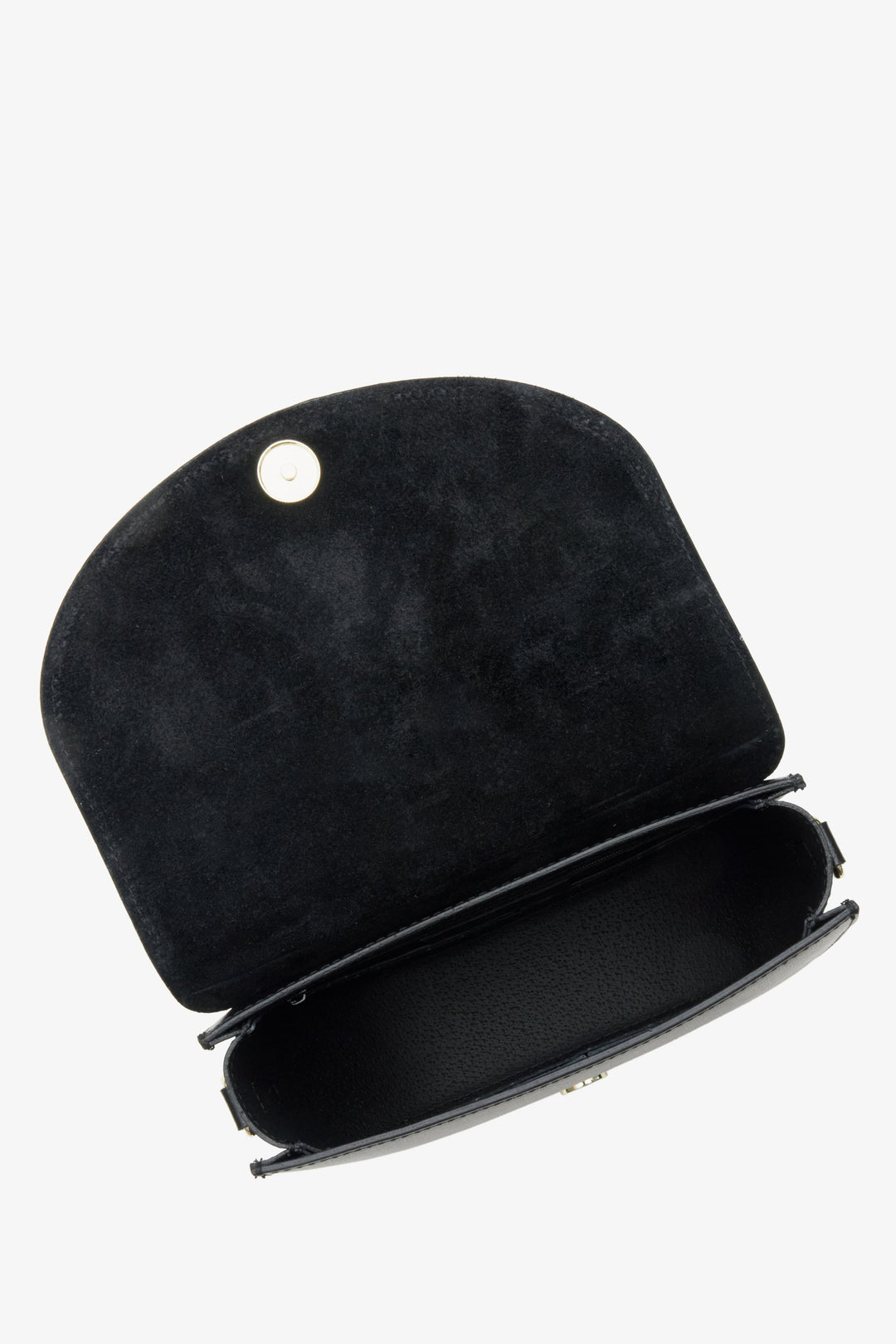 Czarna damska torebka Estro ze skóry naturalnej - zbliżenie na wnętrze modelu.