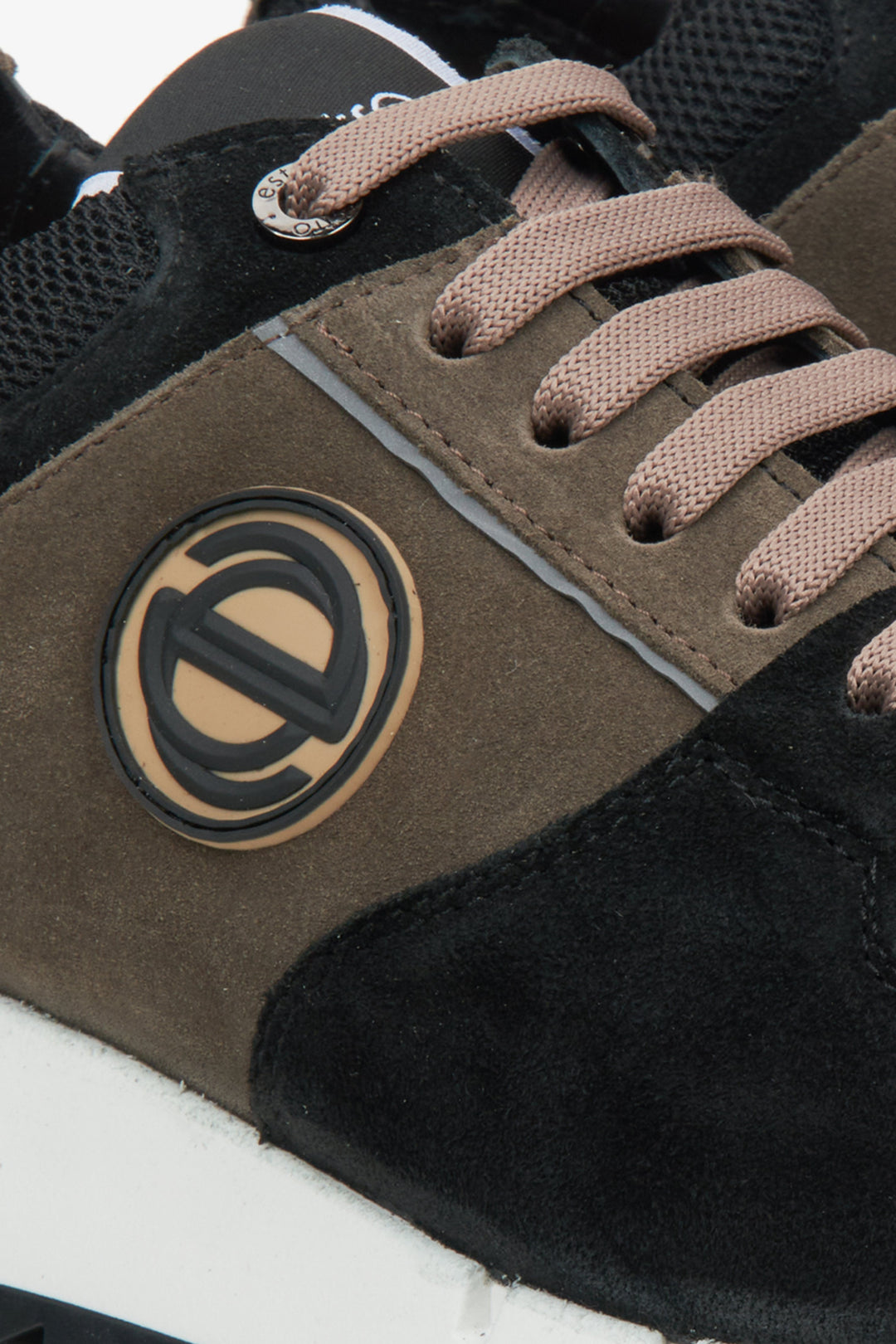 Męskie czarno-brązowe sneakersy Estro - zbliżenie na detale.