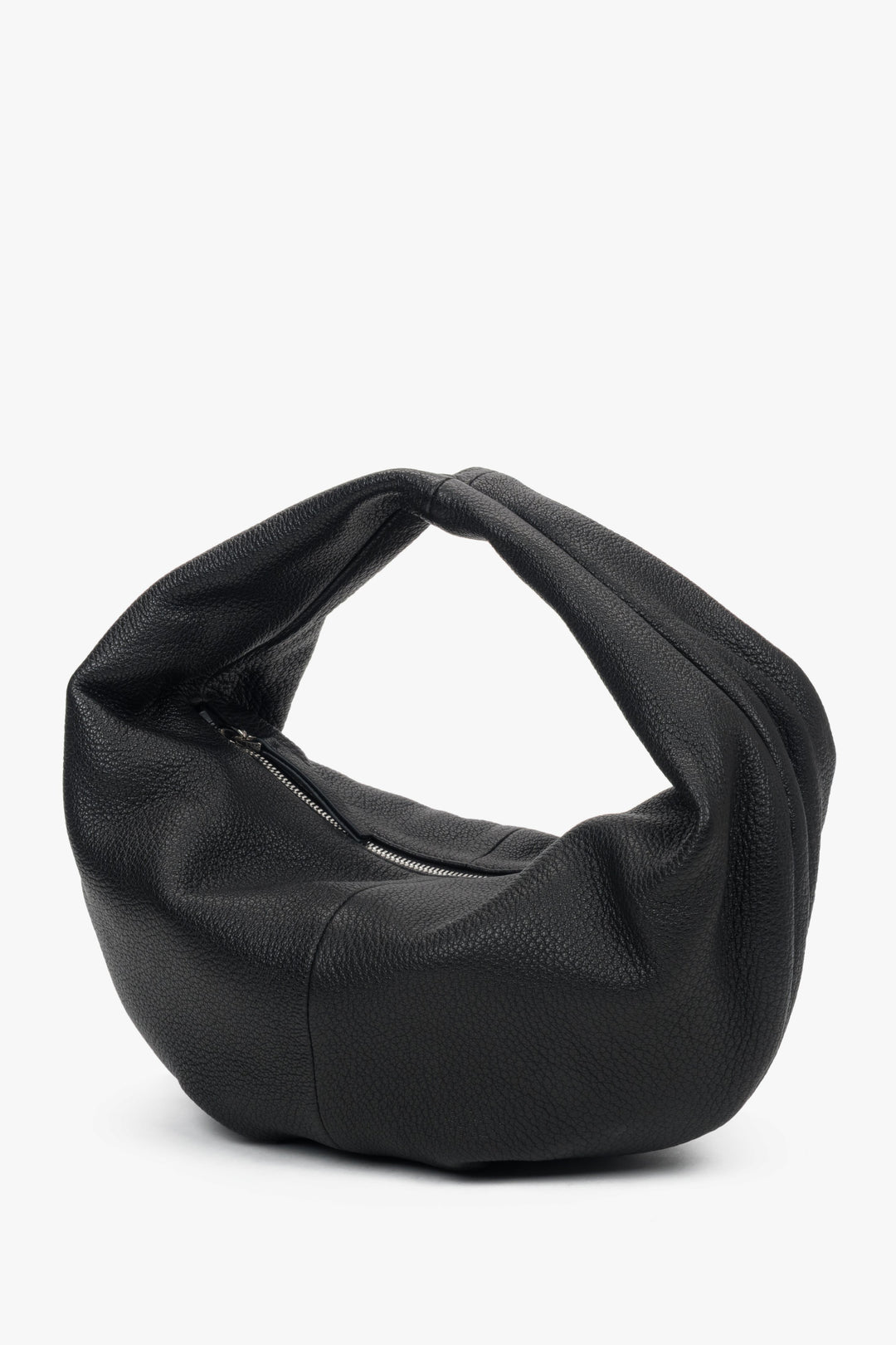 Elastyczna, czarna torebka damska typu półksiężyc ze skóry naturalnej.