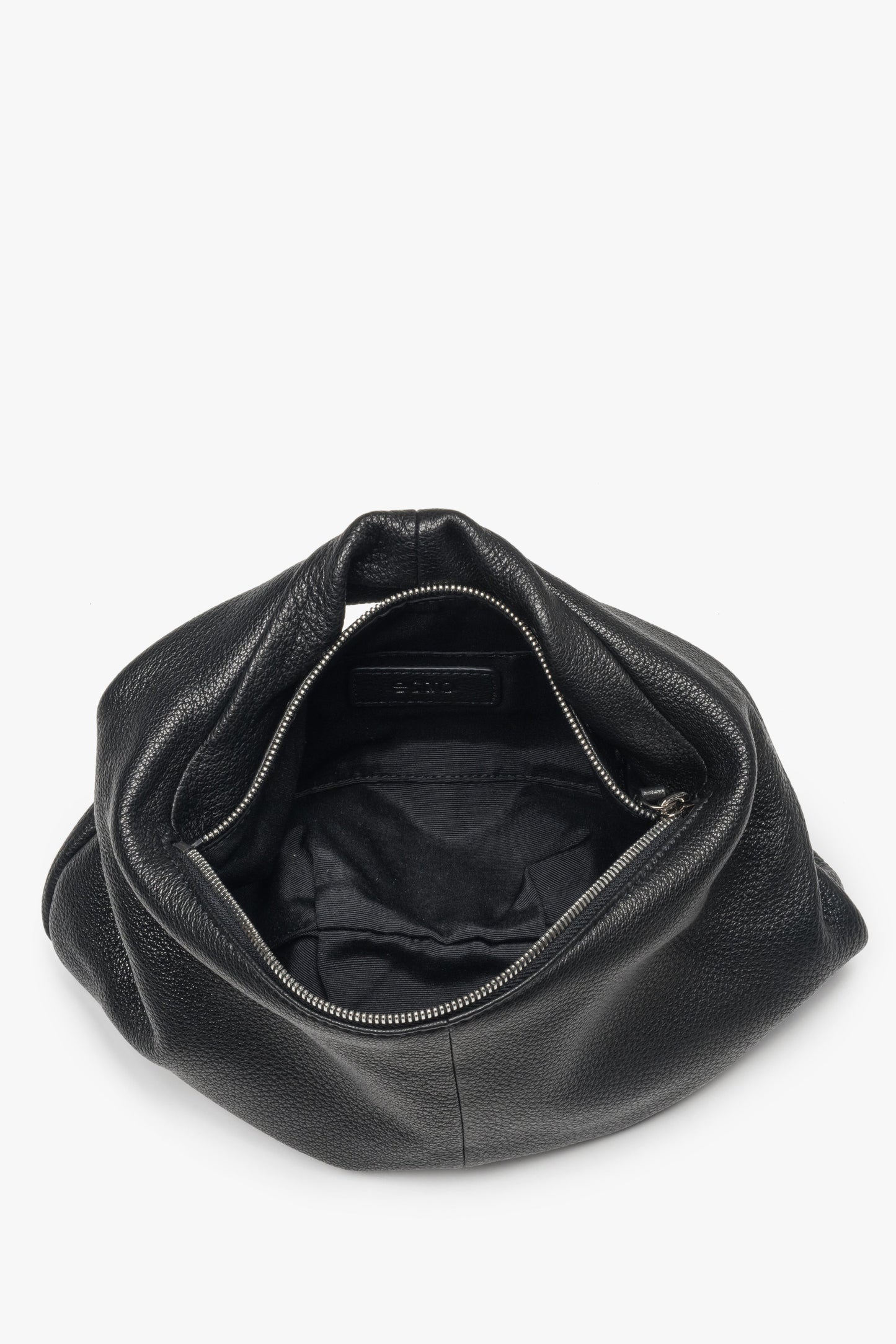 Torebka damska typu półksiężyc, elastyczna, czarna, ze skóry naturalnej, Estro.