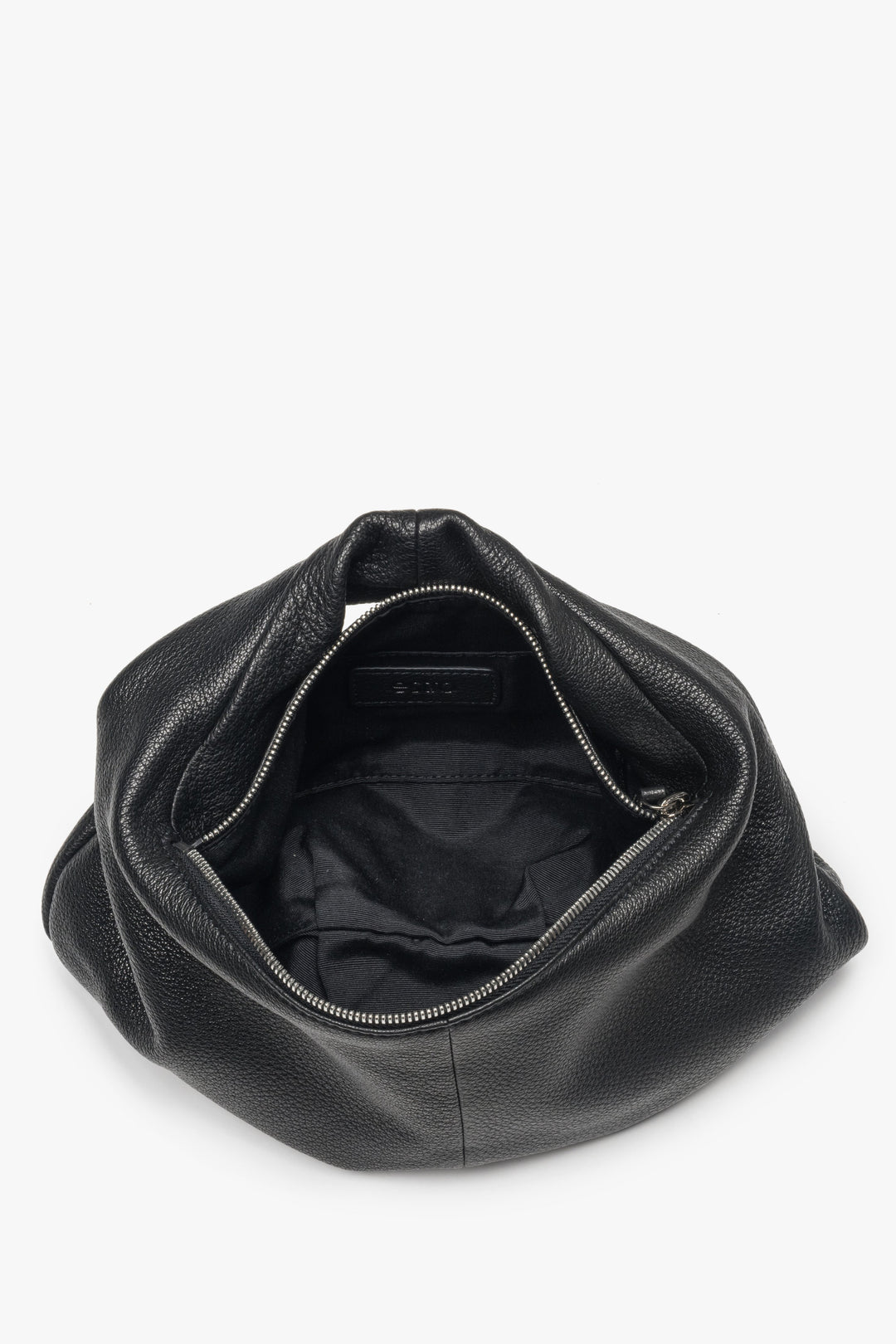 Torebka damska typu półksiężyc, elastyczna, czarna, ze skóry naturalnej, Estro.