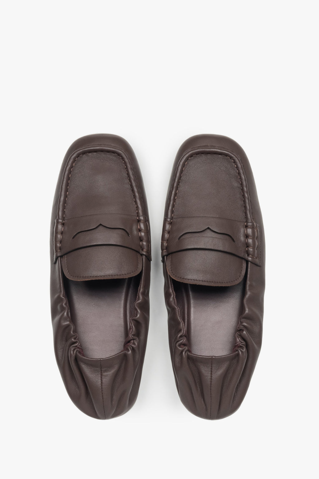 Loafersy damskie Estro, elastyczne, ciemnobrązowe, z miękkim zapiętkiem.