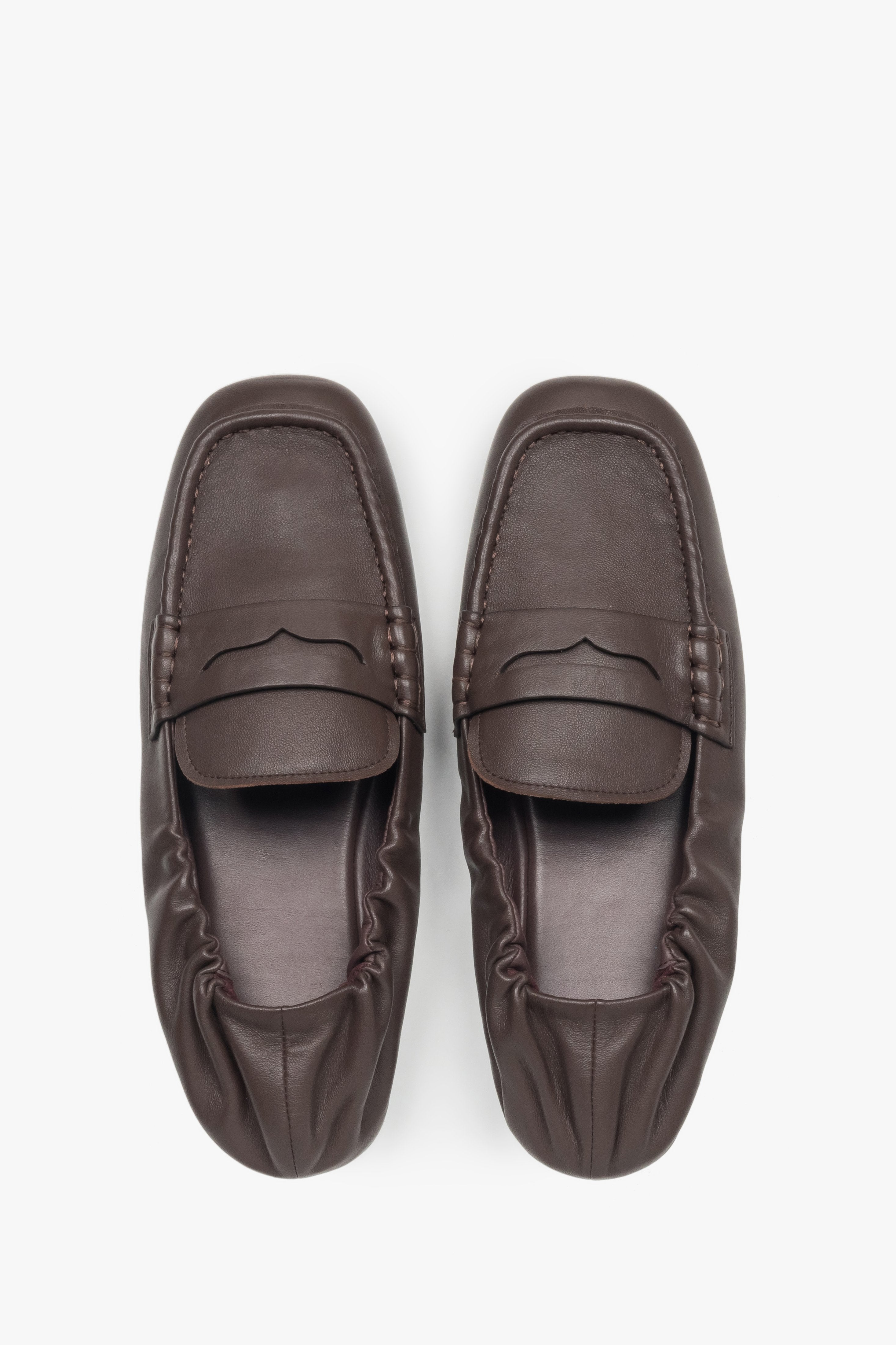 Loafersy damskie Estro, elastyczne, ciemnobrązowe, z miękkim zapiętkiem.