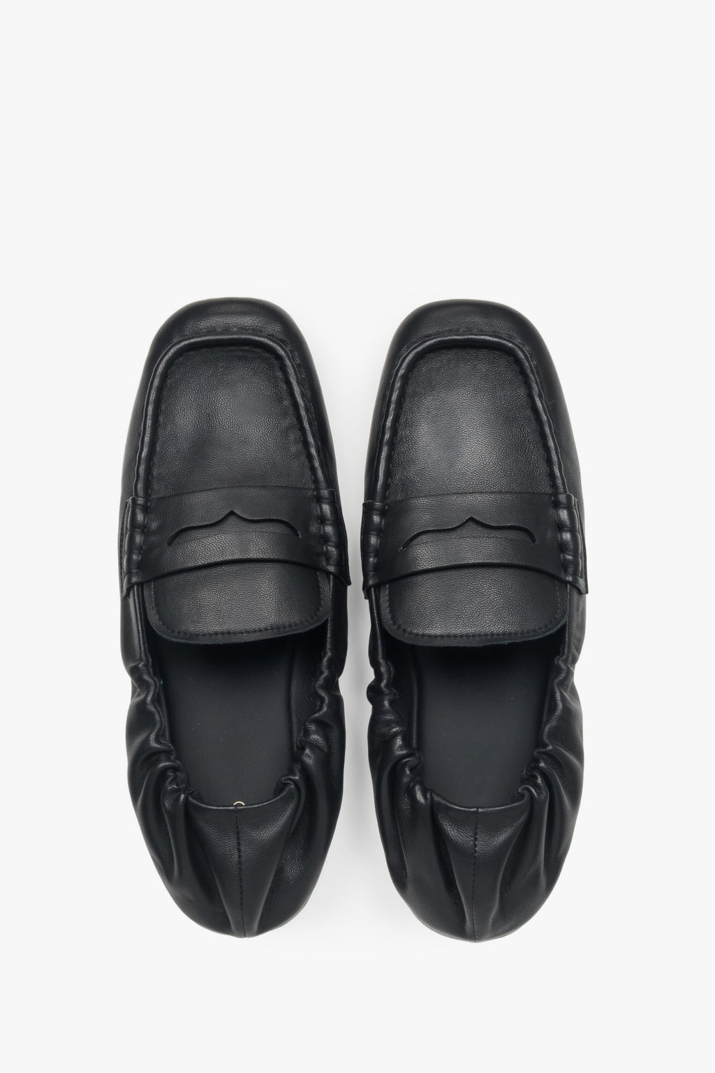 Loafersy damskie Estro, elastyczne, czarne, z miękkim zapiętkiem.