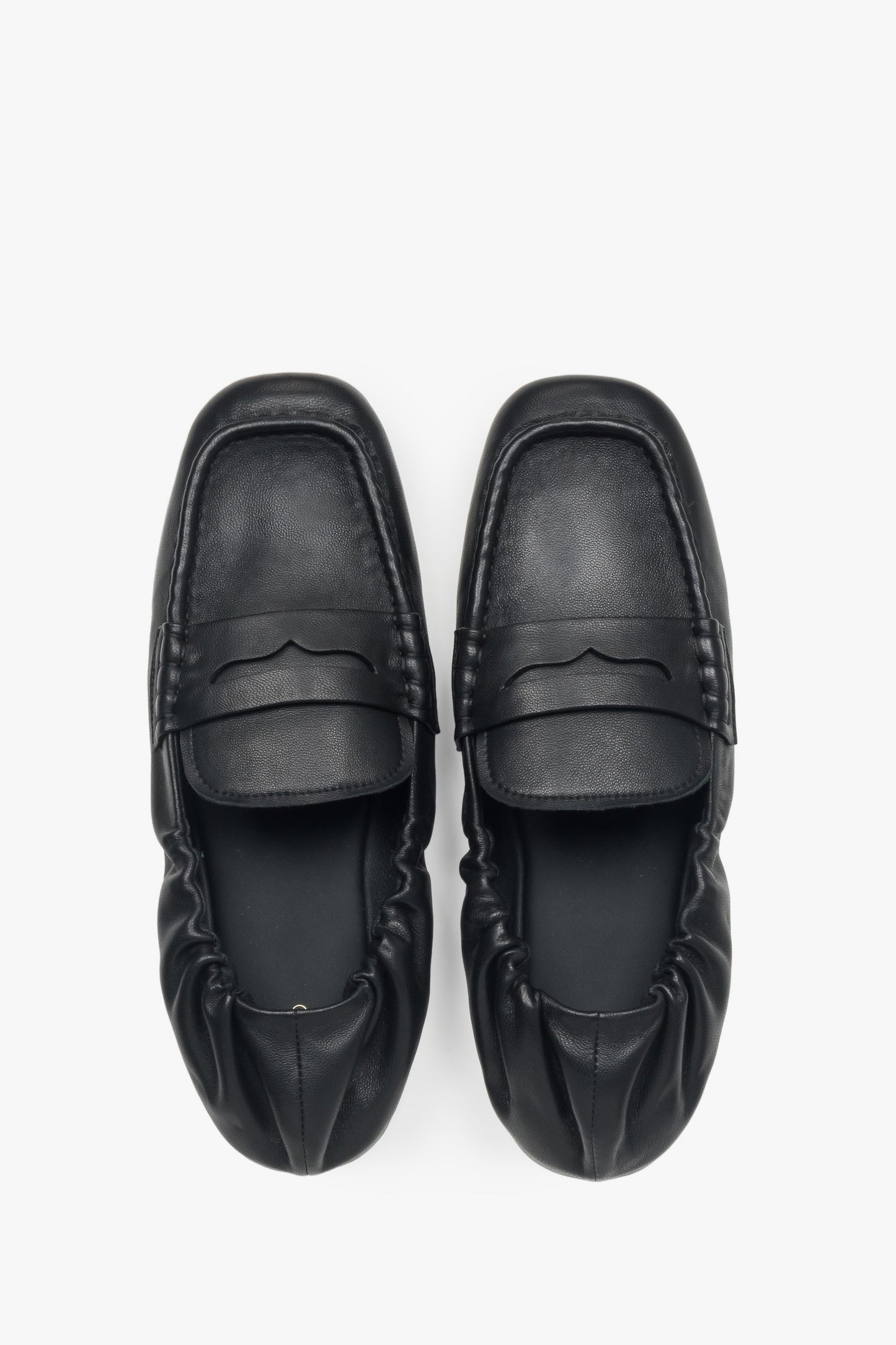 Loafersy damskie Estro, elastyczne, czarne, z miękkim zapiętkiem.