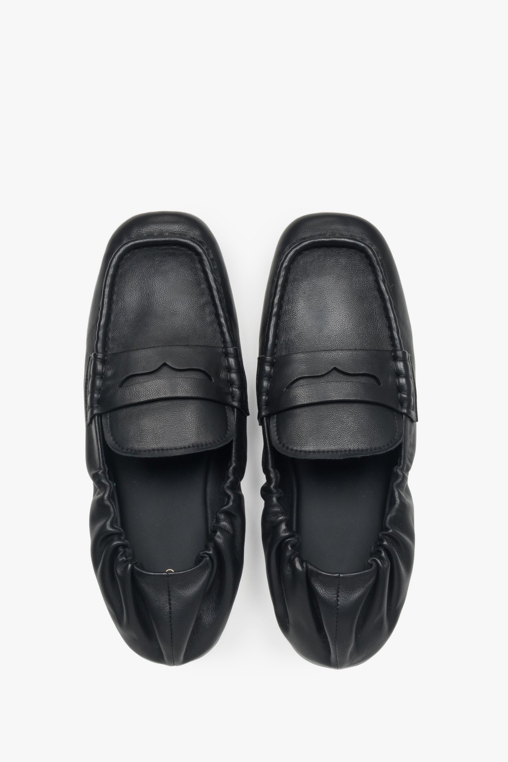 Loafersy damskie Estro, elastyczne, czarne, z miękkim zapiętkiem.