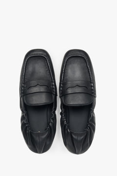 Loafersy damskie Estro, elastyczne, czarne, z miękkim zapiętkiem.