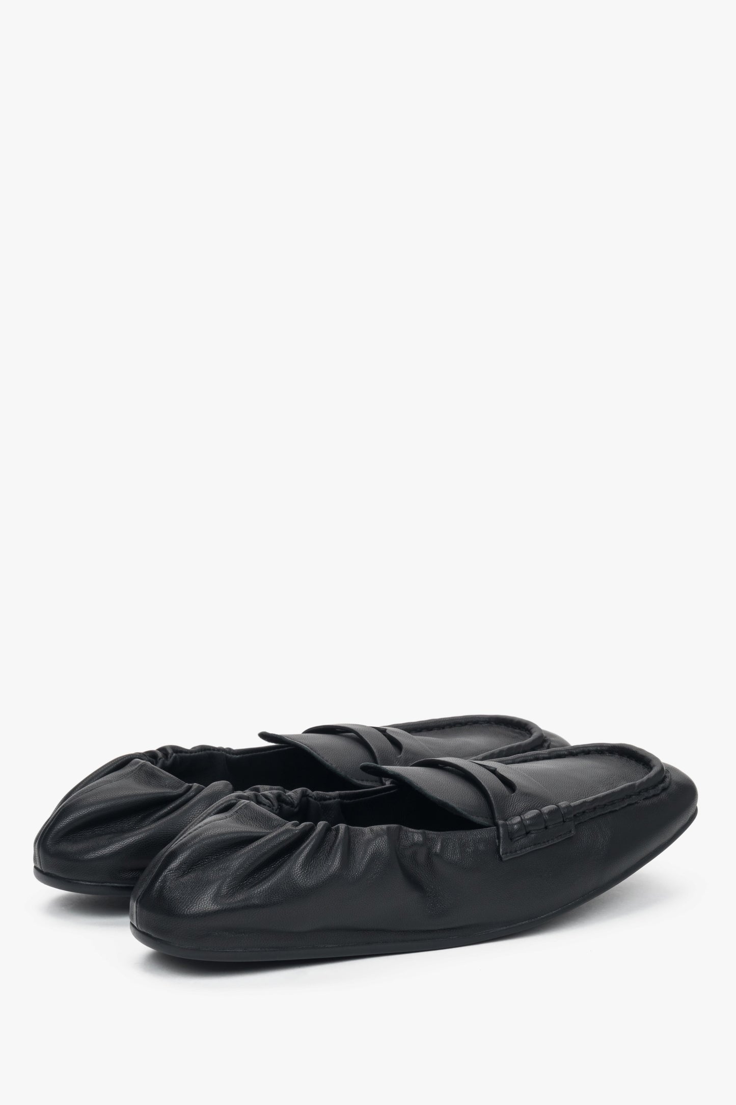 Z miękkim zapiętkiem, elastyczne, czarne loafersy damskie Estro.