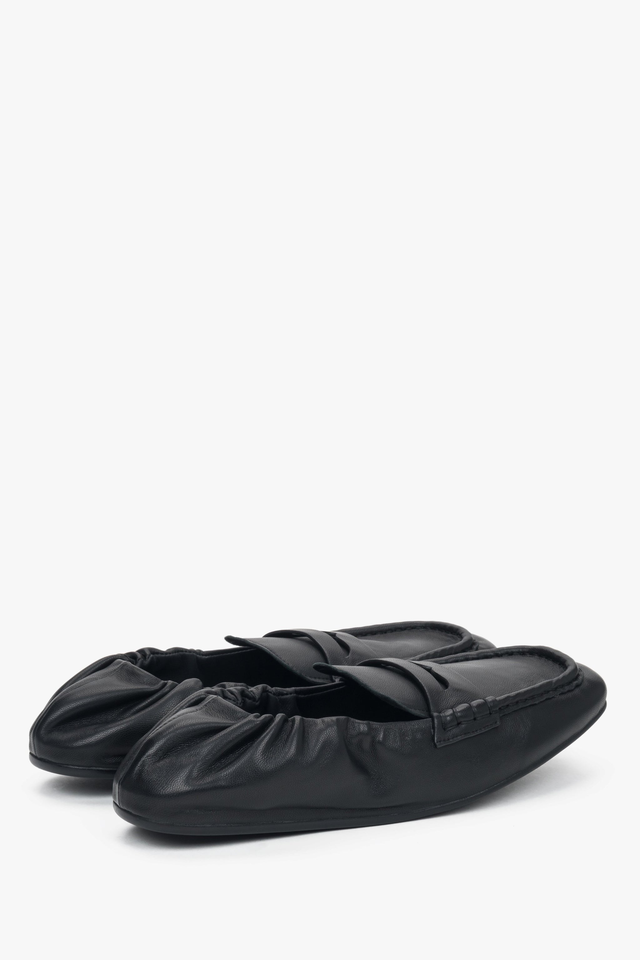 Z miękkim zapiętkiem, elastyczne, czarne loafersy damskie Estro.