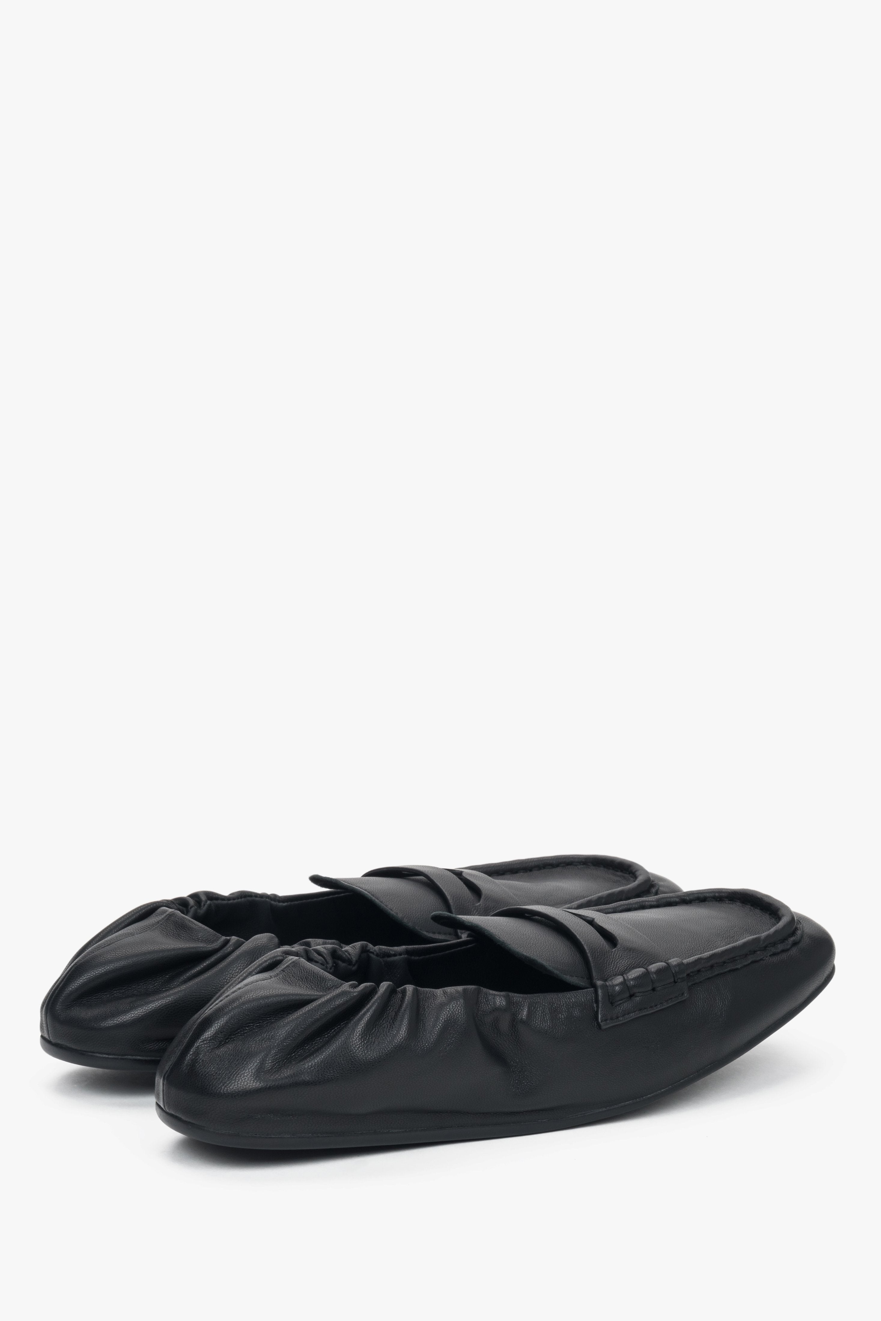 Z miękkim zapiętkiem, elastyczne, czarne loafersy damskie Estro.