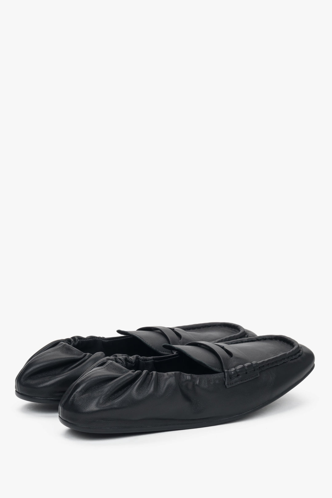 Z miękkim zapiętkiem, elastyczne, czarne loafersy damskie Estro.