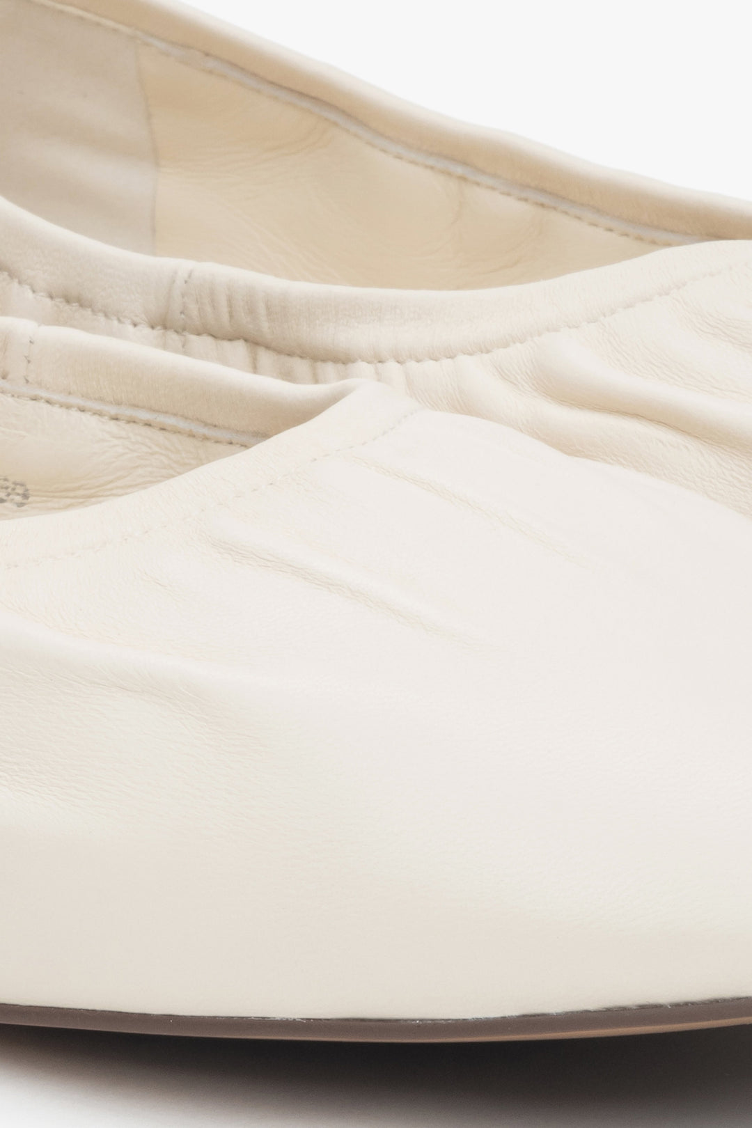 Jasnobeżowe, elastyczne baleriny damskie ze skóry naturalnej Estro.