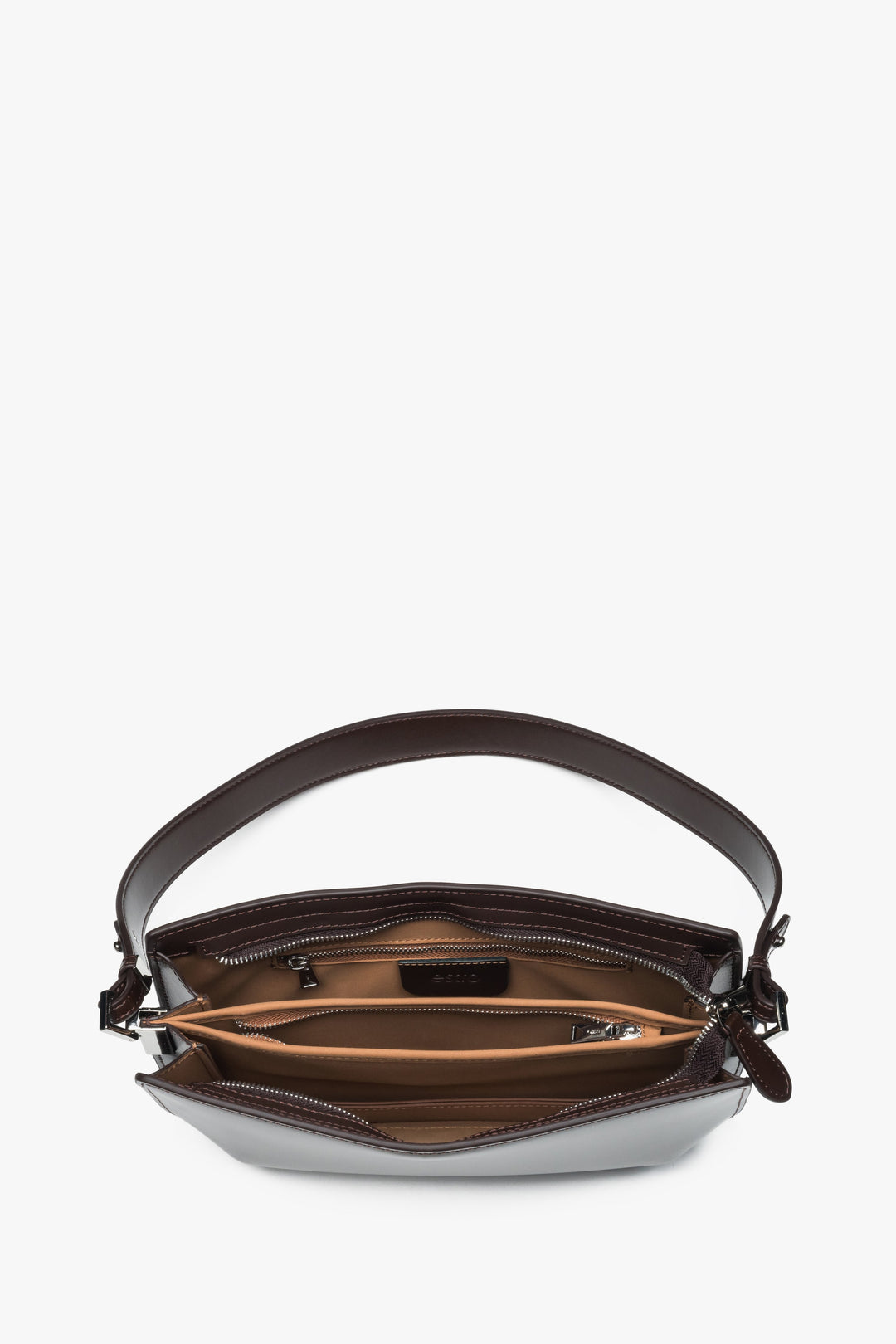 Klasyczna ciemnobrązowa torebka na ramię ze skóry naturalnej, łącząca elegancję z funkcjonalnością.