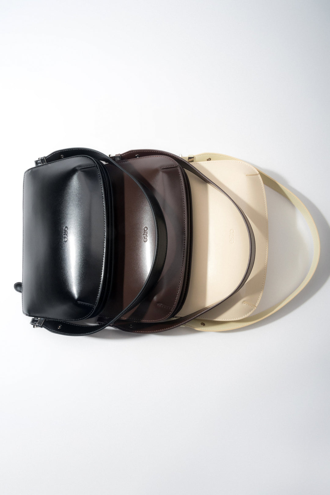 Uniwersalne torebki damskie ze skóry naturalnej, łączące styl i funkcjonalność - prezentacja różnych kolorów. 